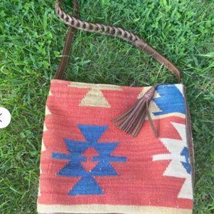 Vintage shoulder bag with Leather straps